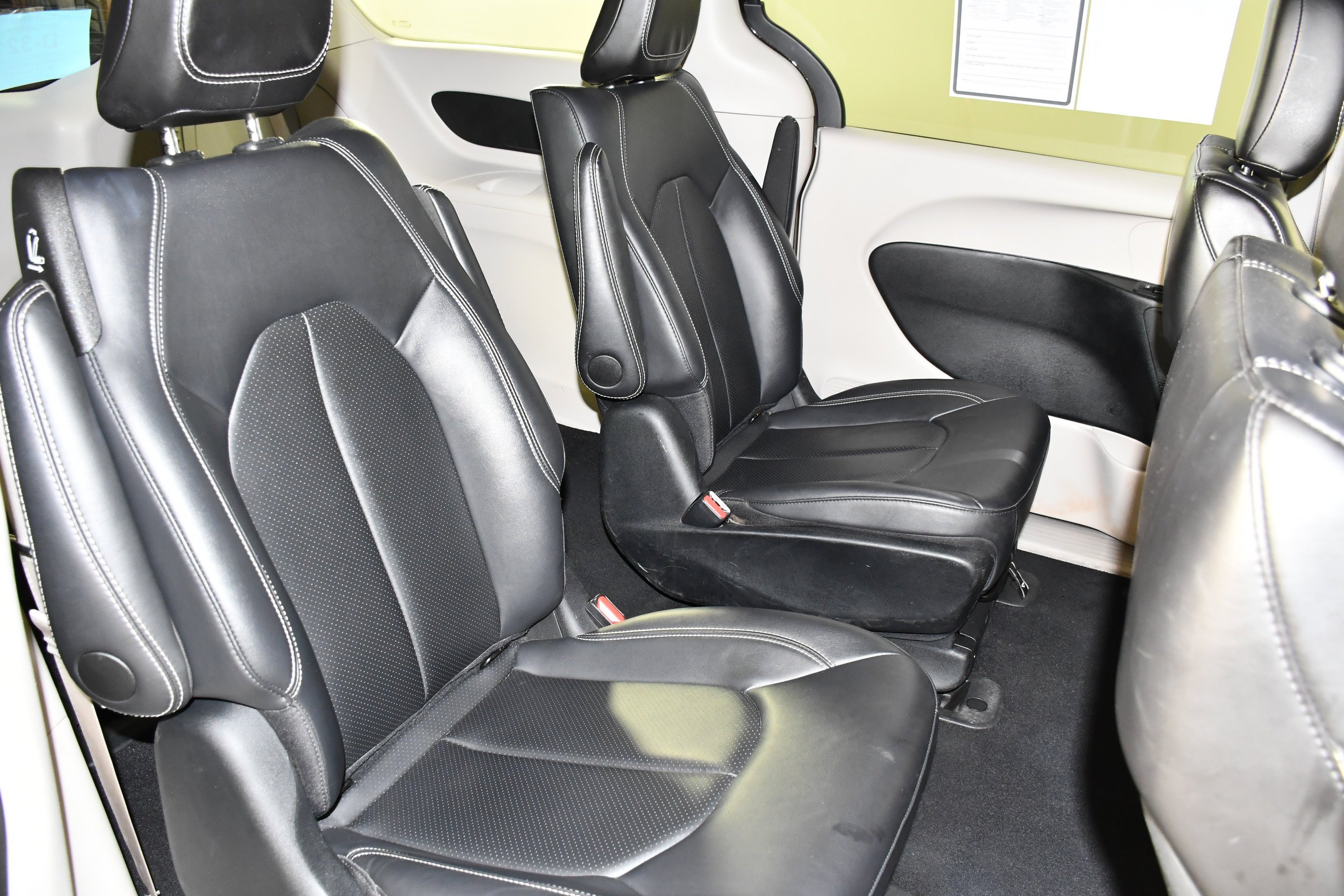 Used 2024 Diamond Black Crystal Pearlcoat Chrysler Hybrid Select image 43