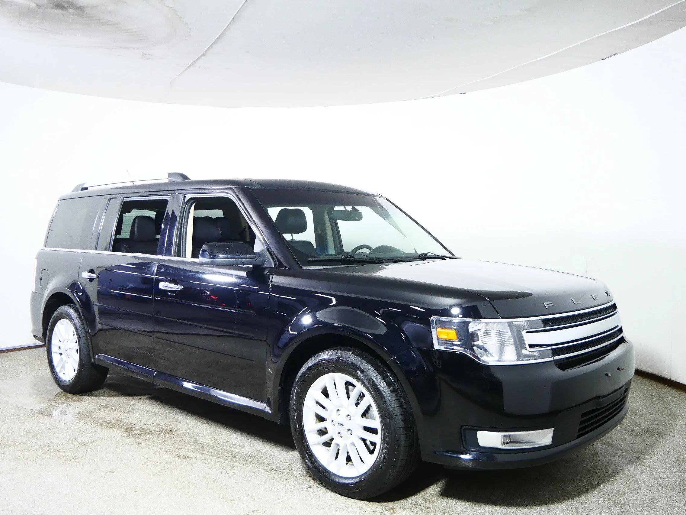 Used 2017 Shadow Black Ford SEL image 1