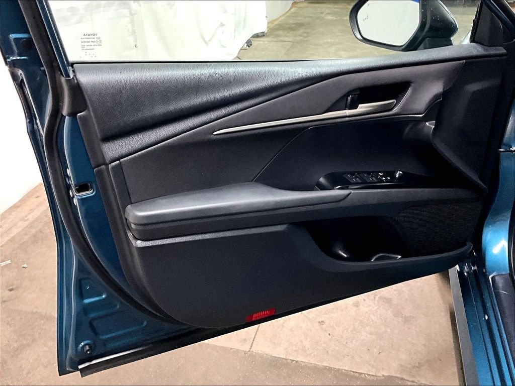 Used 2025  Toyota LE image 9