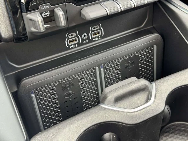 New 2027 Diamond Black Crystal Pearl-Coat Exterior Paint RAM Laramie image 15