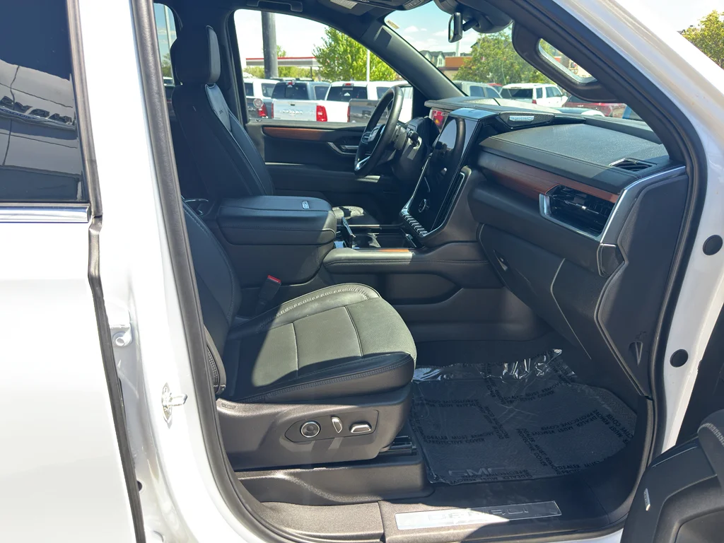Used 2025 White GMC Denali image 10