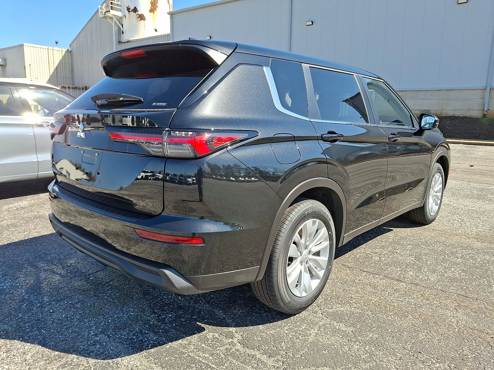 New 2026 Black Mitsubishi ES image 7