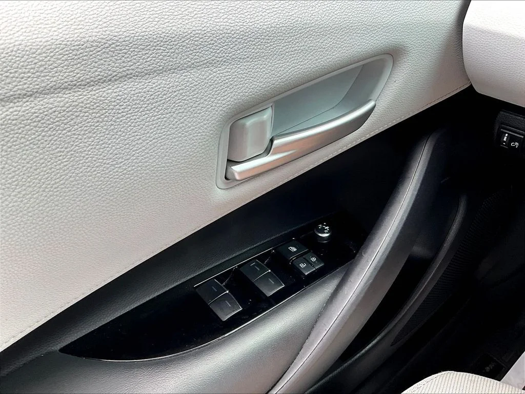 Used 2019 Midnight Black Metallic Toyota SE image 21