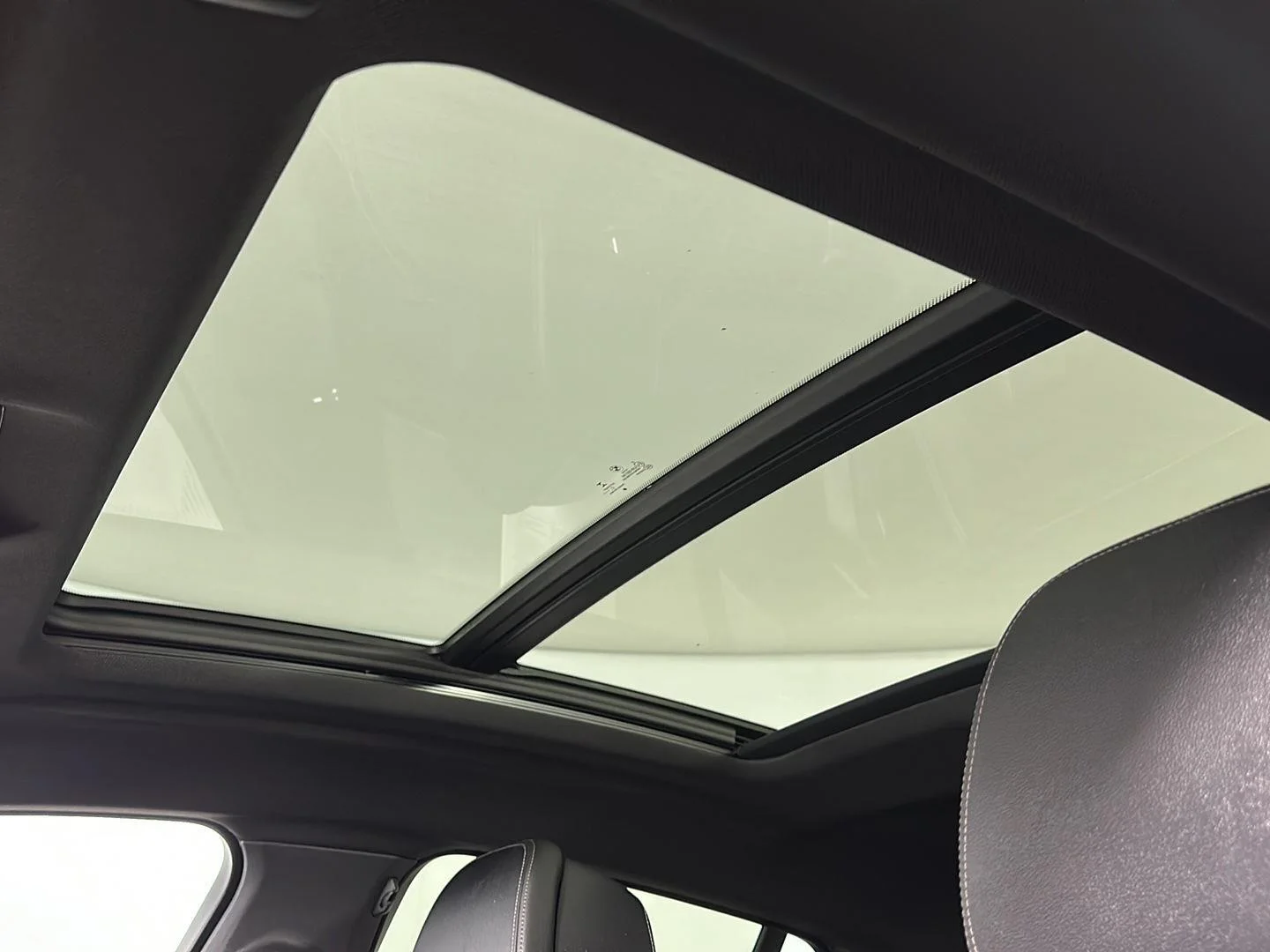 Used 2022 Mineral White Metallic BMW xDrive40i image 21