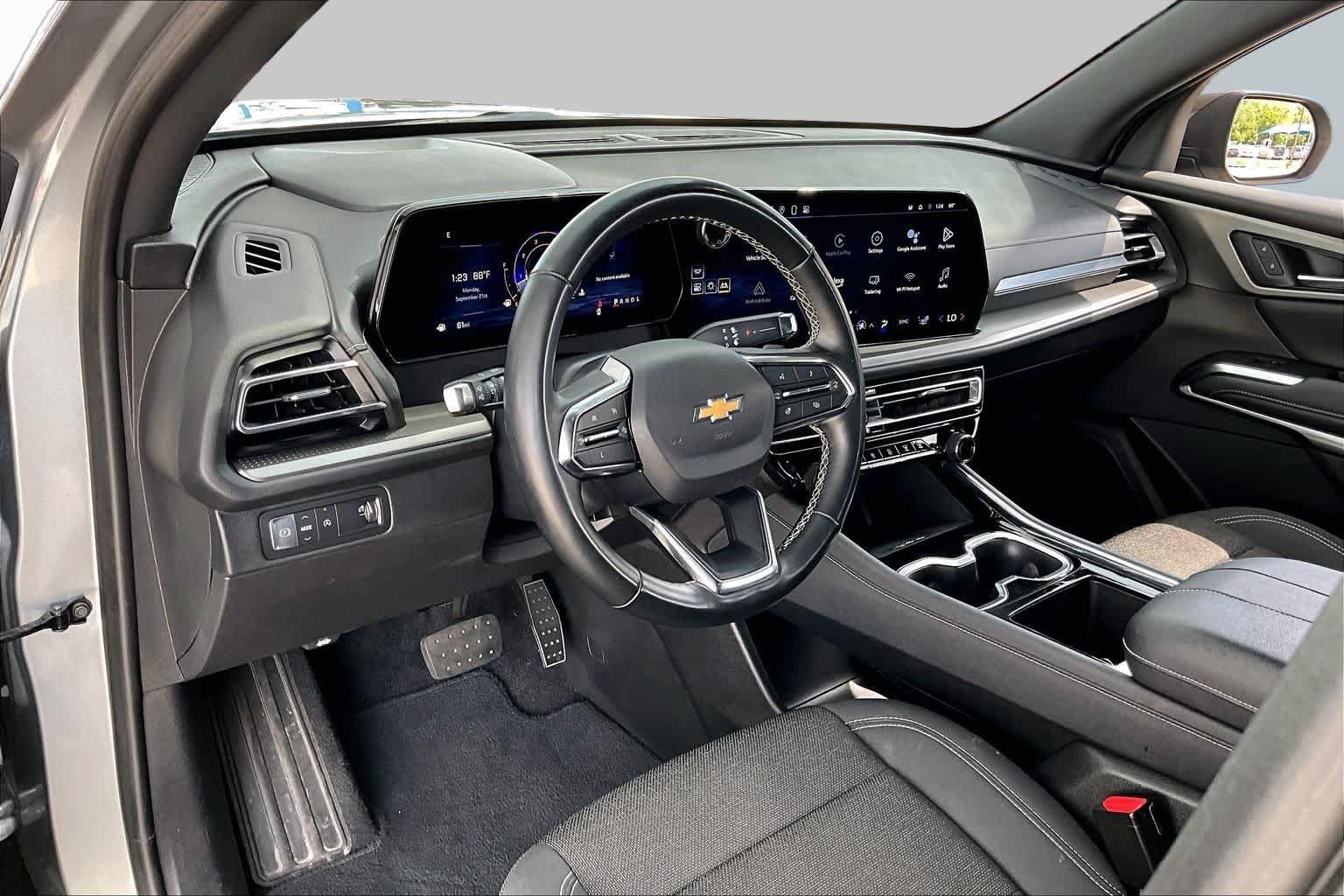 Used 2025 Sterling Gray Metallic Chevrolet FWD LT image 17