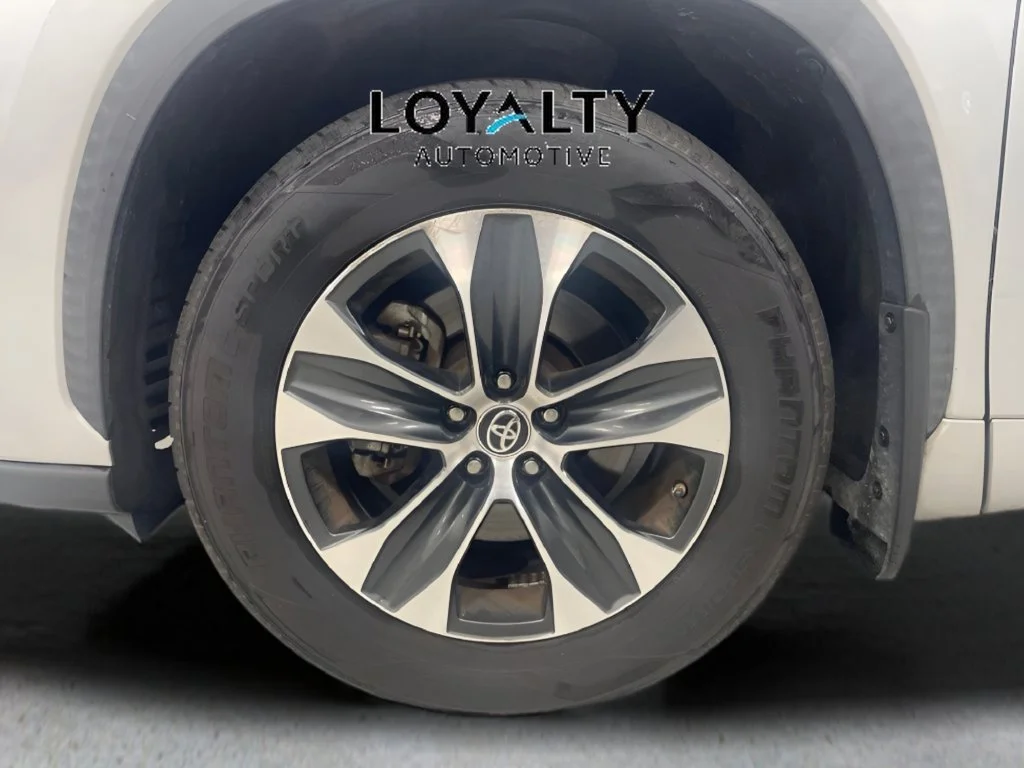 Used 2020 Silver Toyota XLE image 29