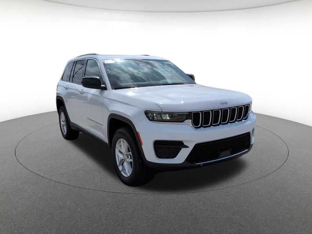 New 2026 Bright White Clear-Coat Exterior Paint Jeep Laredo X image 4
