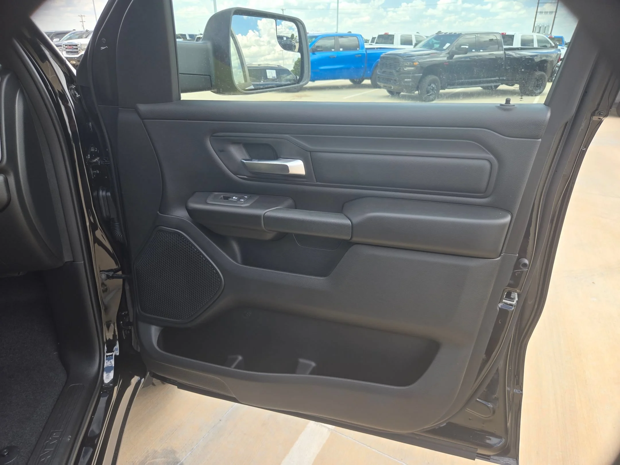 New 2026 Diamond Black Crystal Pearl-Coat Exterior Paint RAM Express image 24