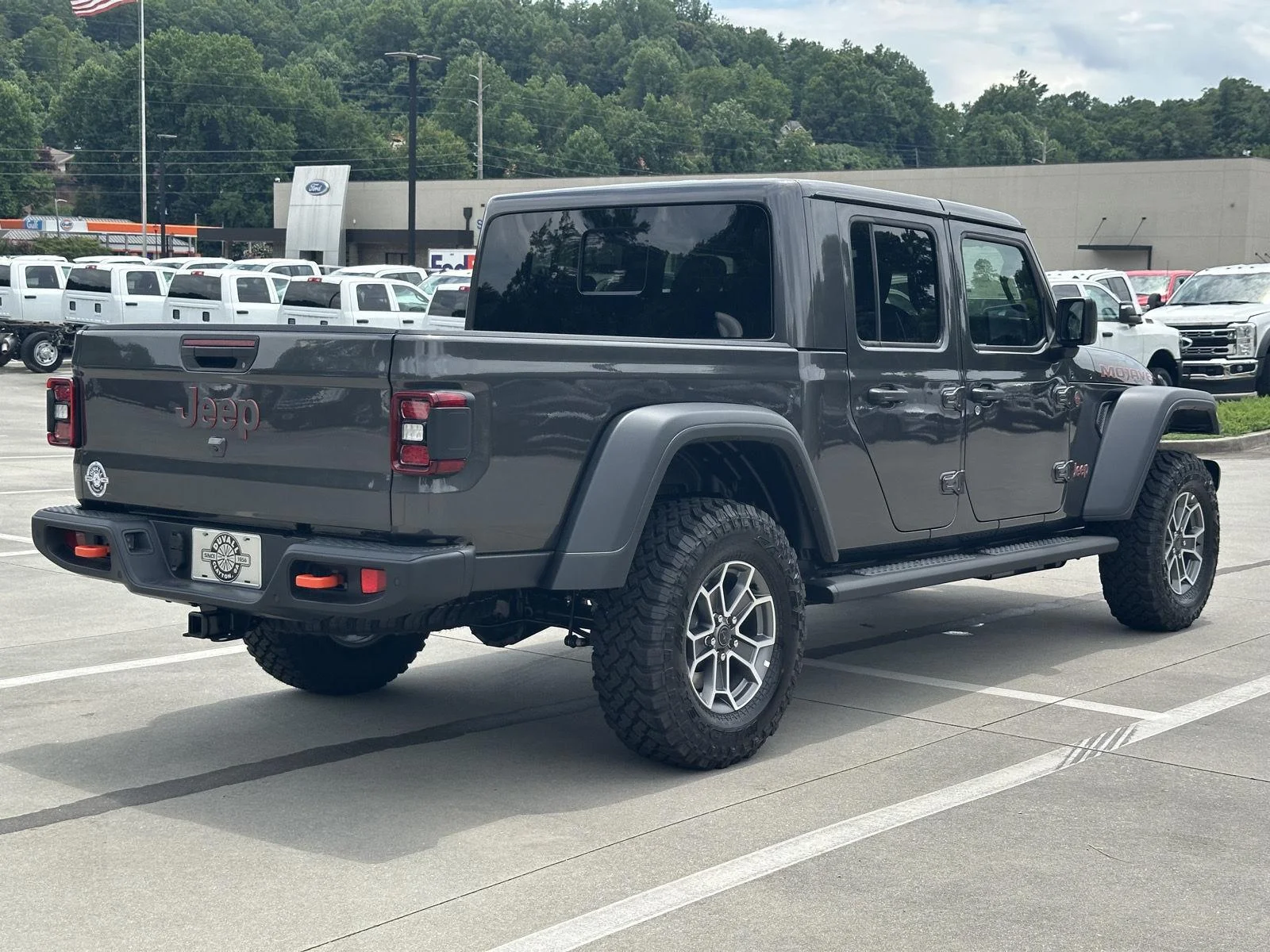 New 2026 Granite Crystal Metallic Clearcoat Jeep Mojave image 7