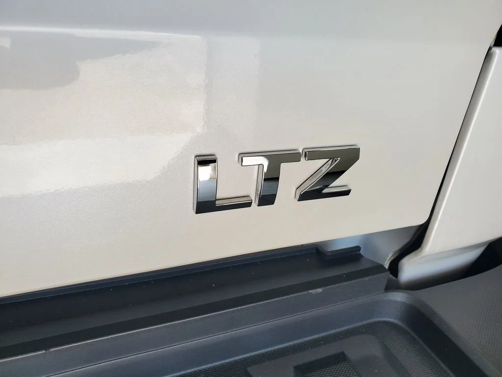 Used 2018 IRIDESCENT PEARL TRICOAT Chevrolet LTZ image 36