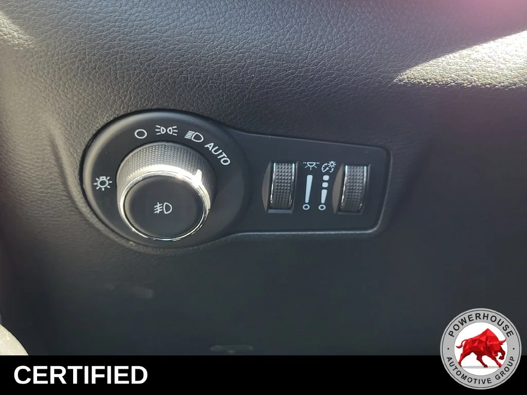 Used 2022 Black Jeep Latitude Lux image 27
