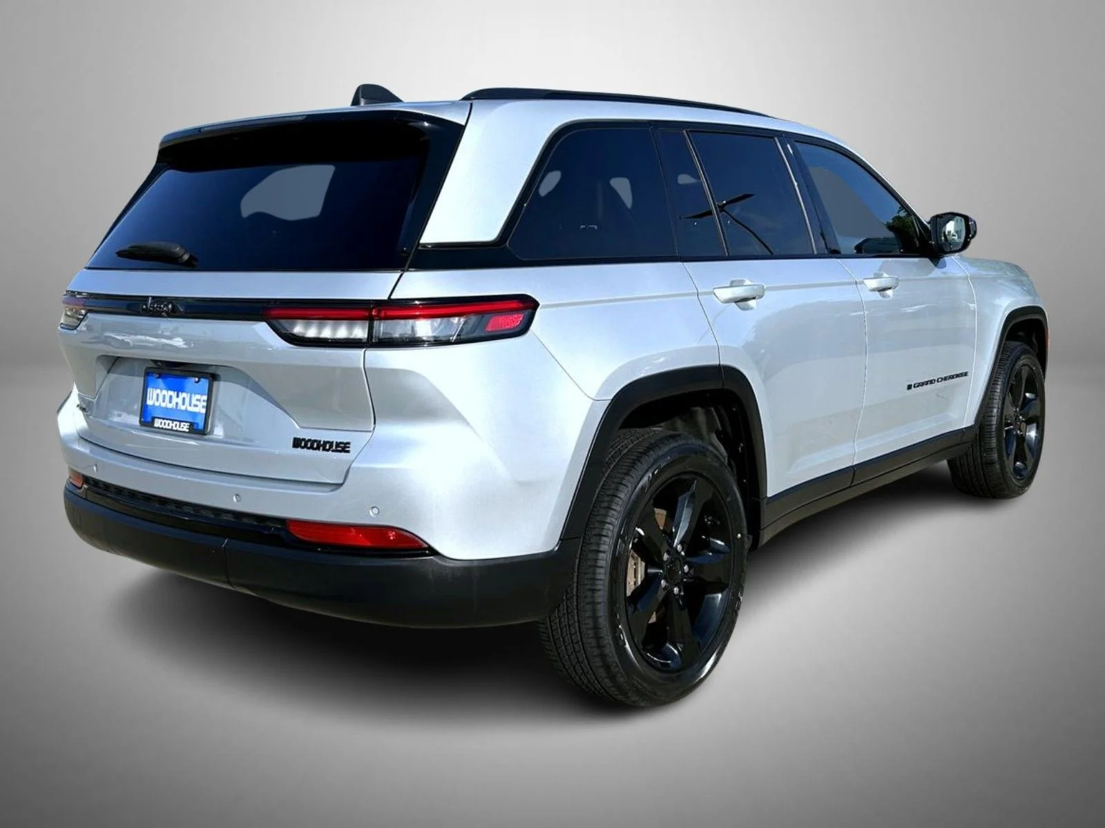 Used 2023 Silver Jeep Altitude X image 5