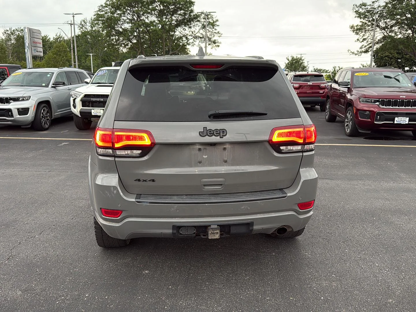 Used 2022 Sting-Gray Clearcoat Jeep Laredo X image 7