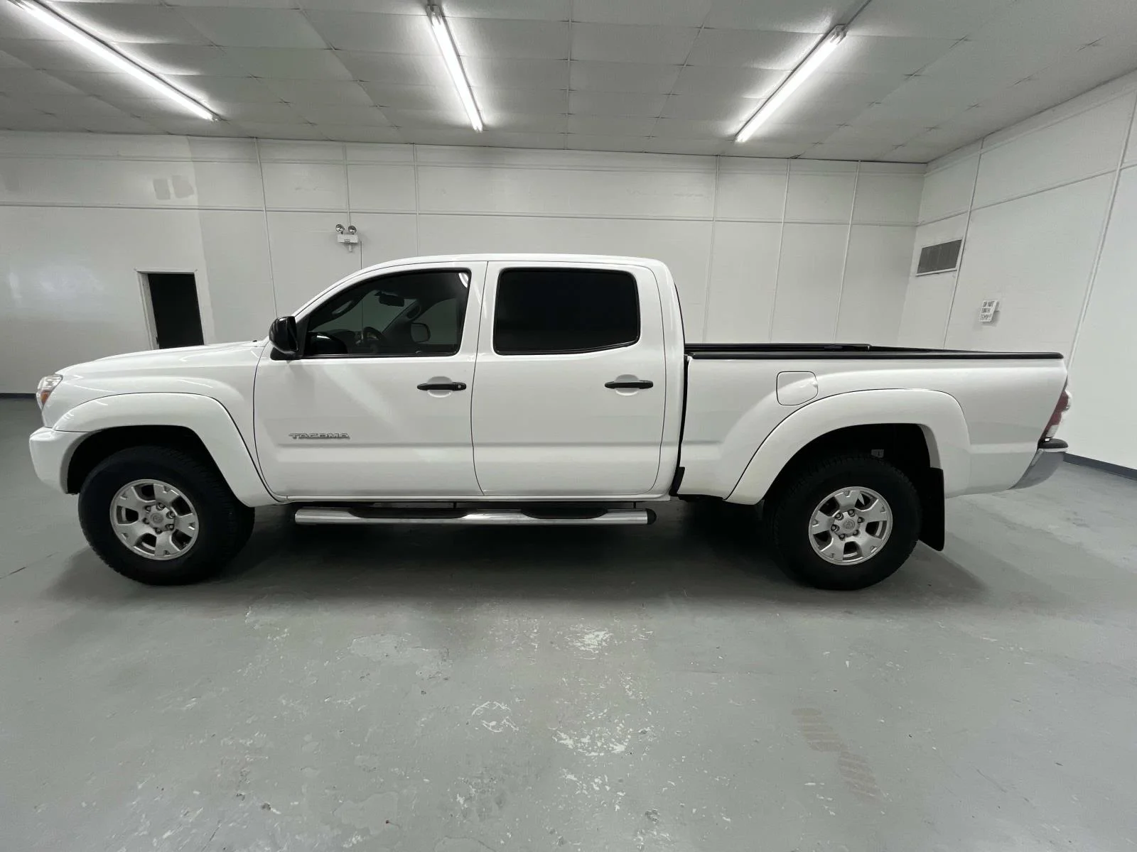Used 2014 Super White Toyota Double Cab SR5 4.0L V6 4x4 image 5