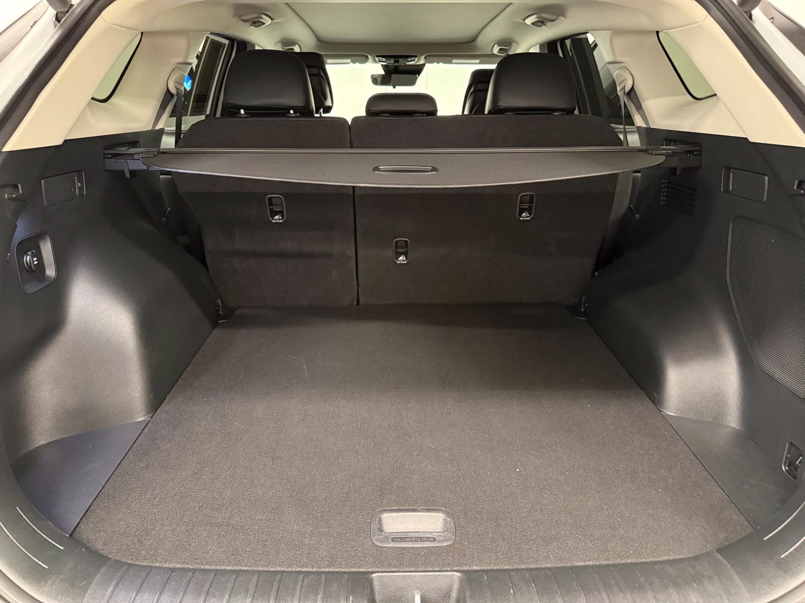 Used 2023 White Kia SX-Prestige image 9