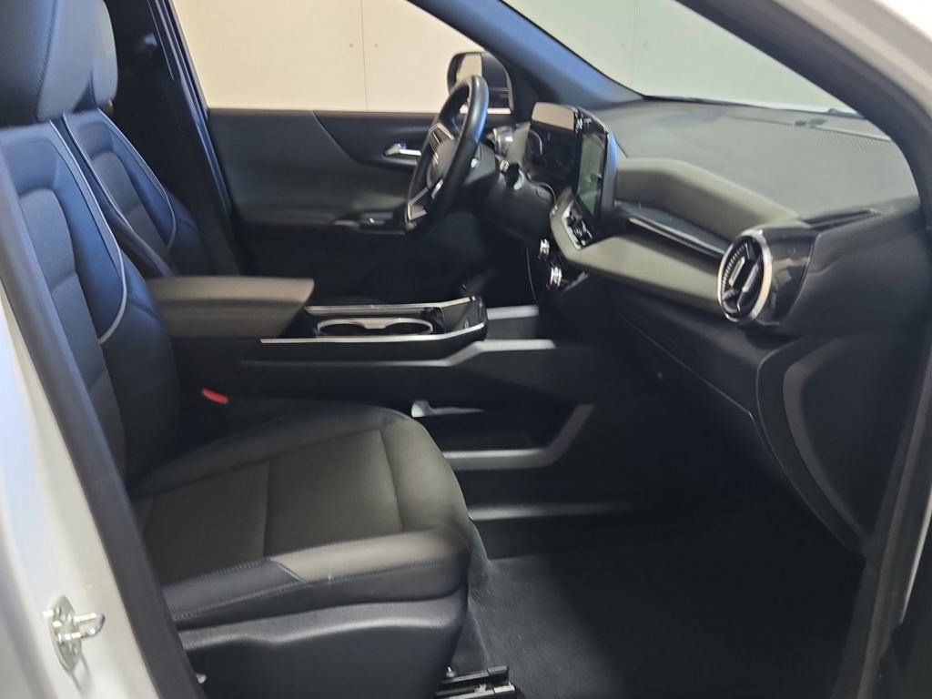 Used 2025 White Chevrolet LT image 3