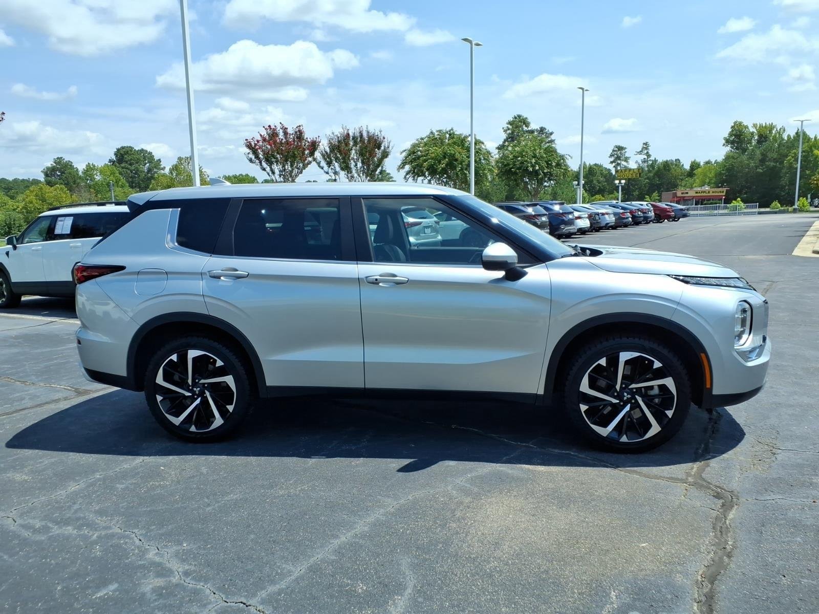 Used 2023 Alloy Silver Metallic Mitsubishi SE image 11