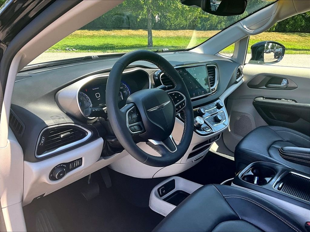 Used 2024 Black Chrysler Touring L image 8