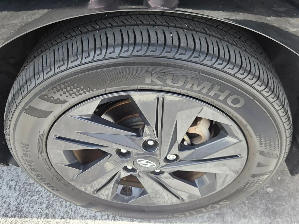 Used 2023 Black Hyundai SEL image 8