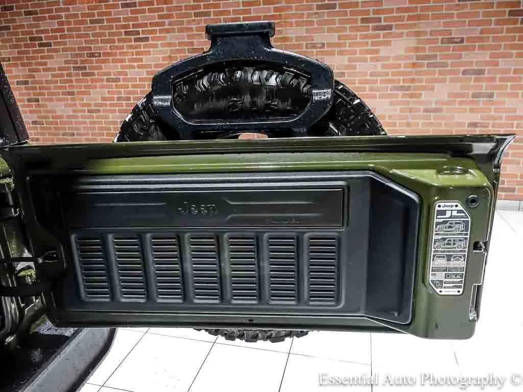 Used 2023 Green Jeep 4x4 image 27