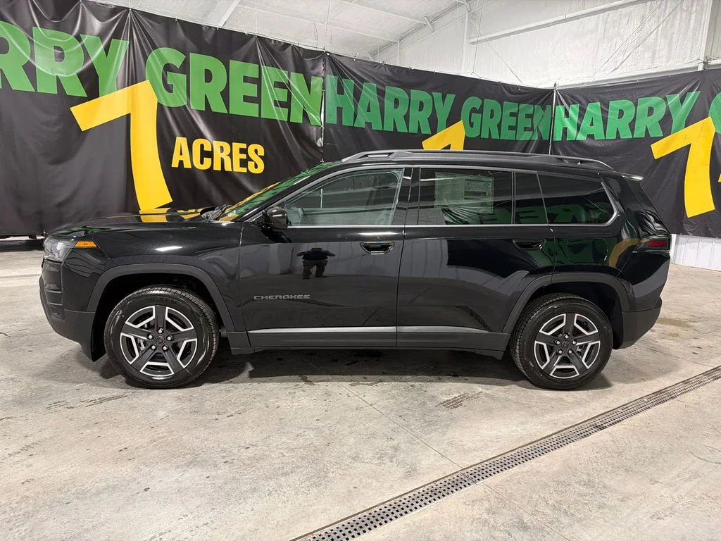 New 2026 Diamond Black Crystal Pearl-Coat Exterior Paint Jeep Laredo image 3