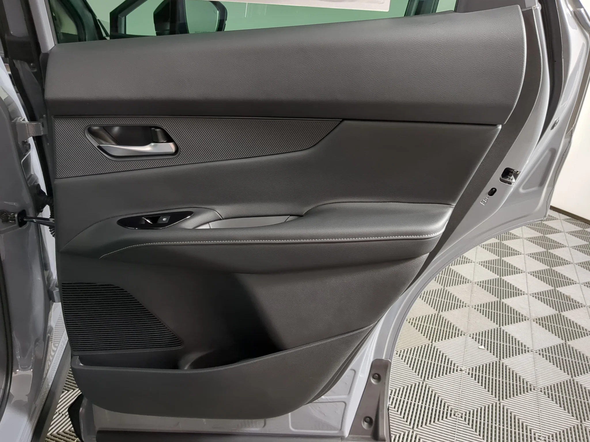 New 2027 Boulder Gray Pearl/Super Black Nissan SL image 24