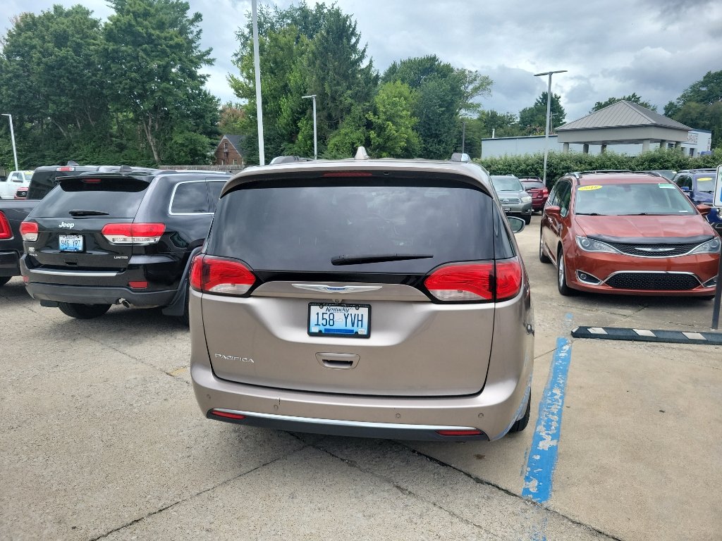 Used 2018 Molten Silver Chrysler Touring L image 2