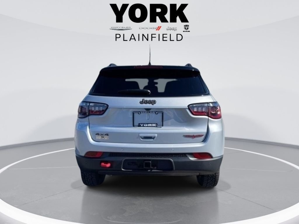 New 2026 Silver Zynith Metallic Clear-Coat Exterior Paint Jeep Trailhawk image 4