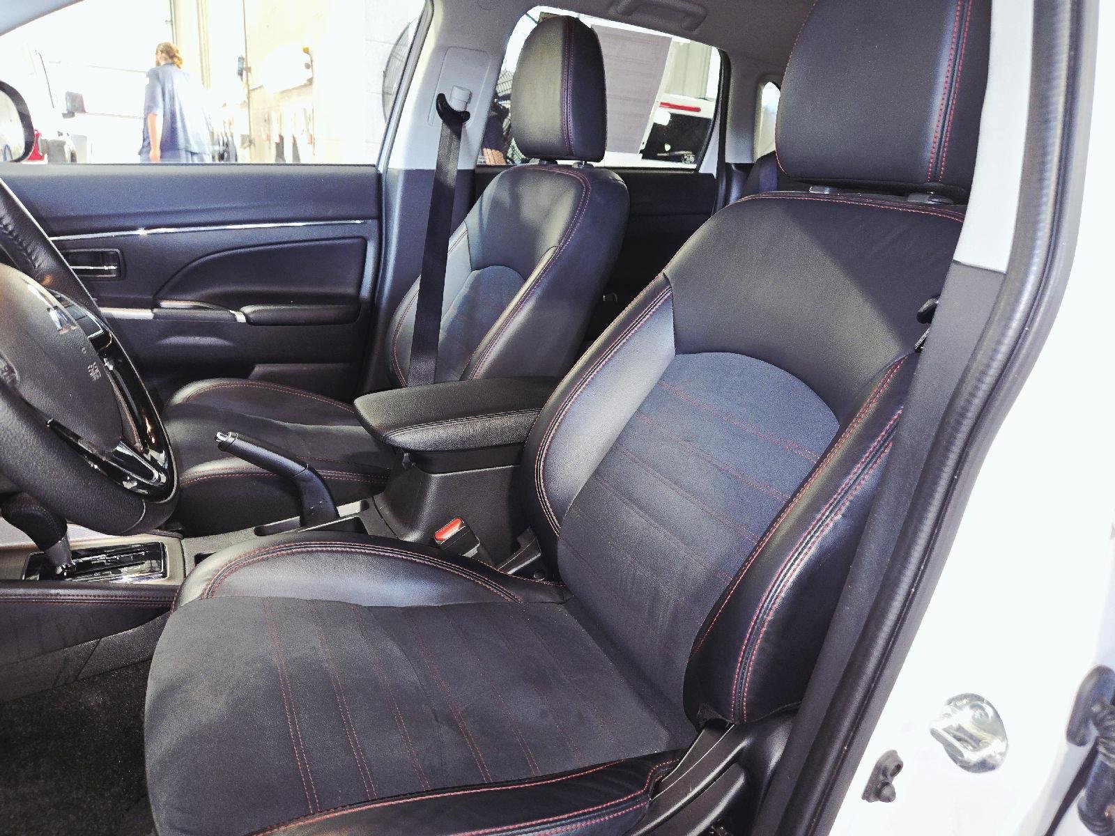 Used 2024 White Diamond Mitsubishi ES image 24