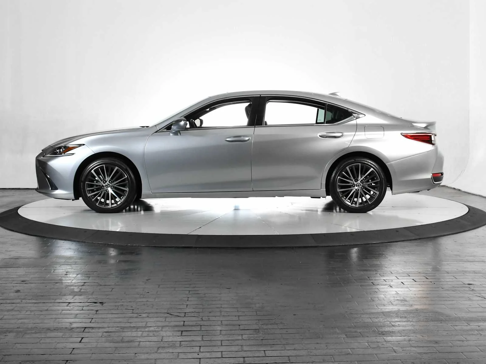 Certified Used 2024 IRIDIUM Lexus  image 2