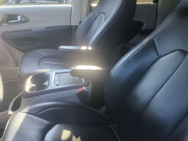 Used 2018 Gray Chrysler Limited image 13
