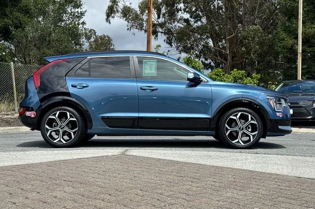 Used 2023 Blue Kia SX image 3
