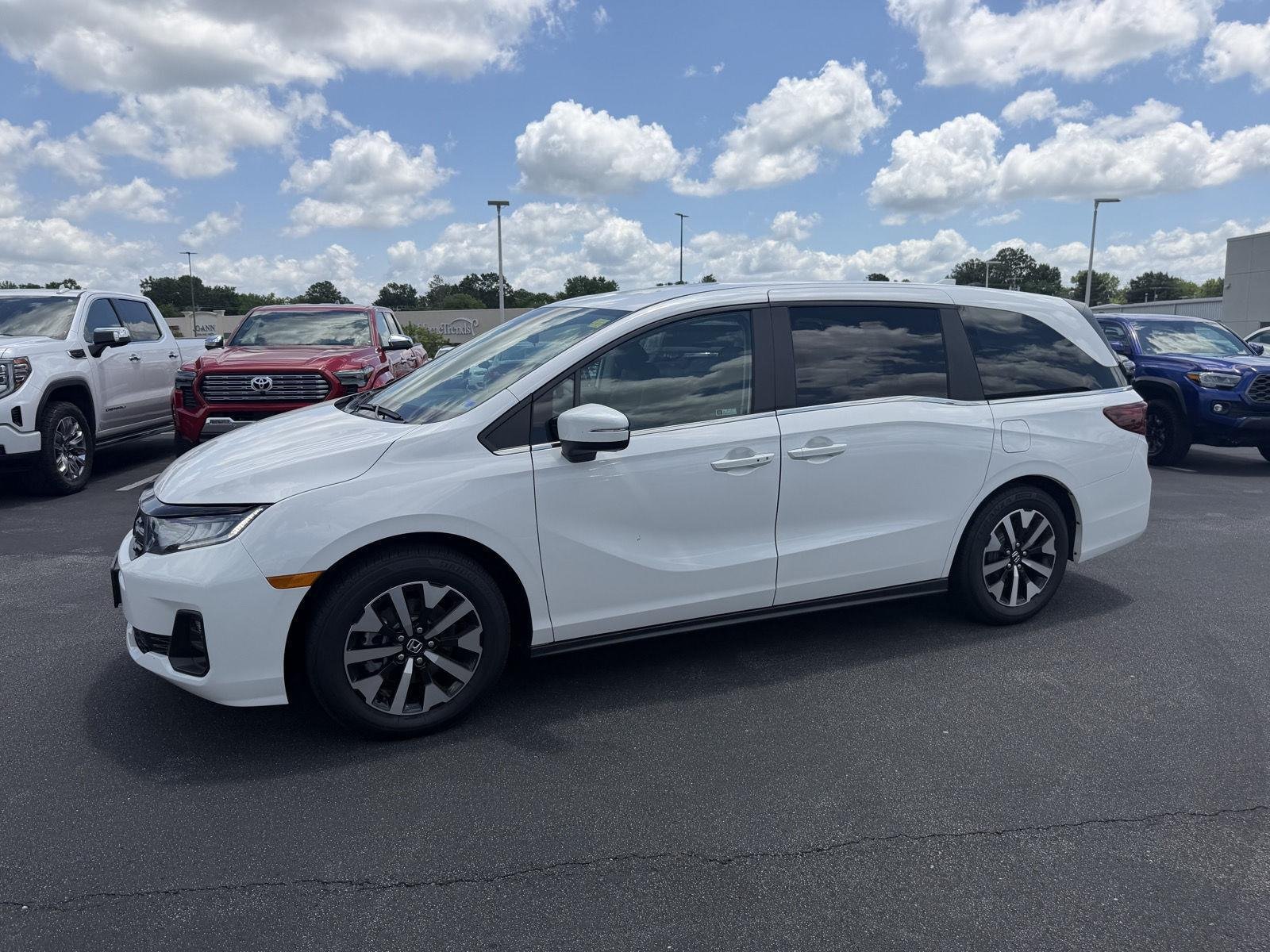 Used 2026 Platinum White Pearl Honda EX-L image 4