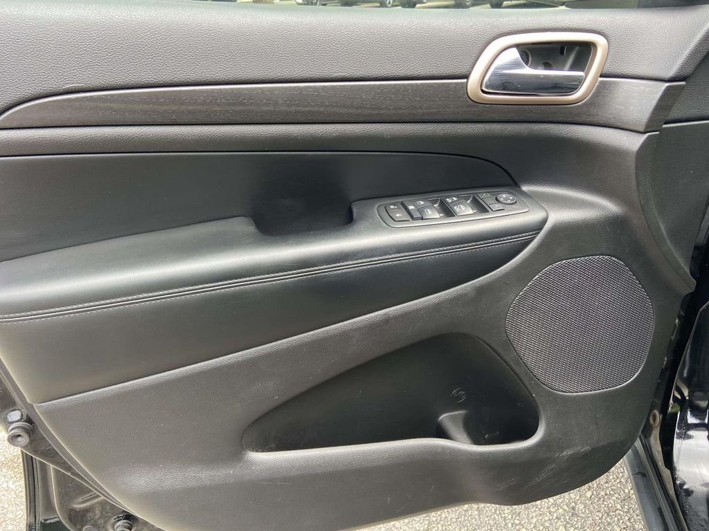 Used 2017 Black Jeep Laredo image 11