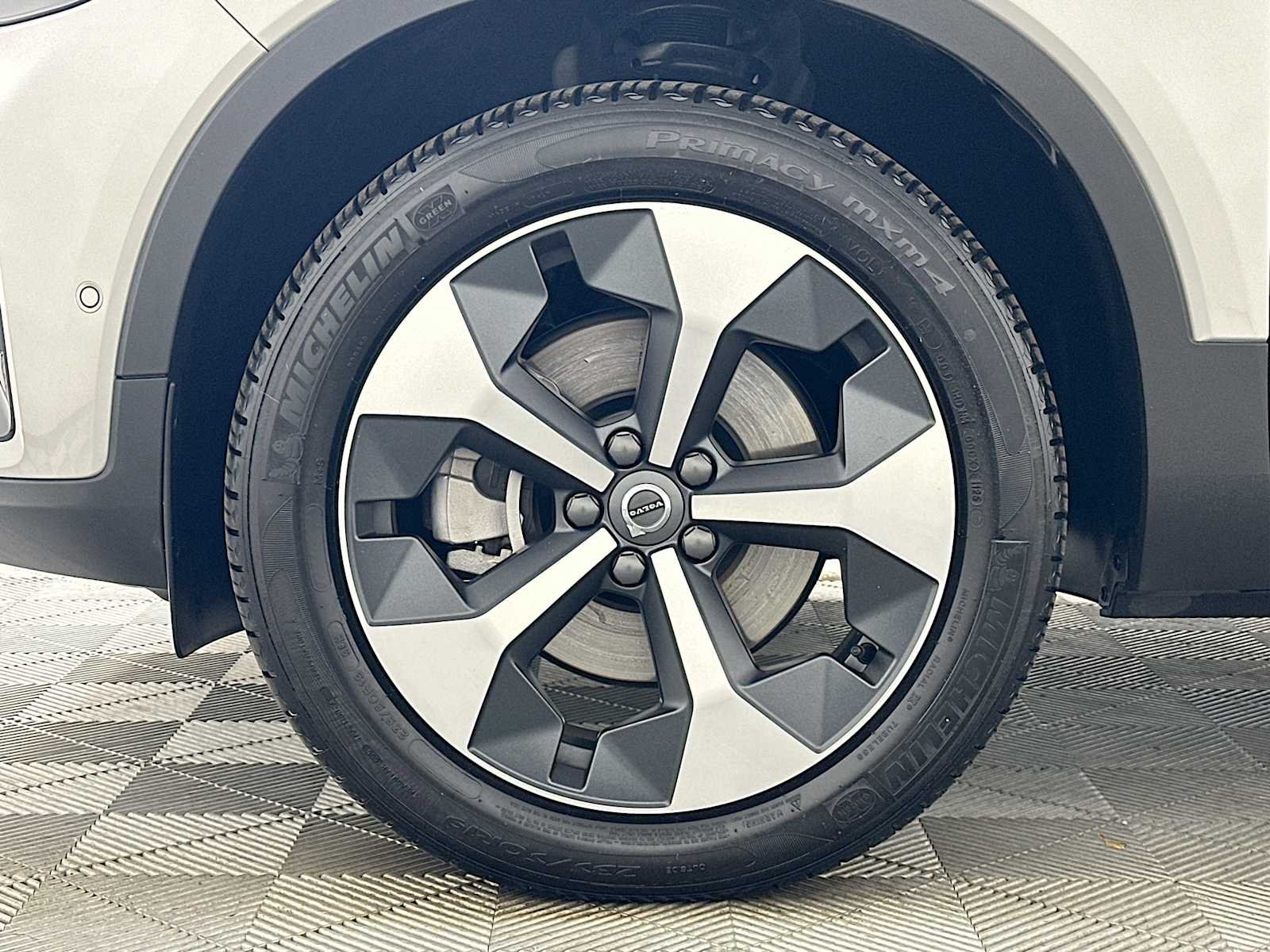 2025 Volvo XC40 Plus - Photo 30