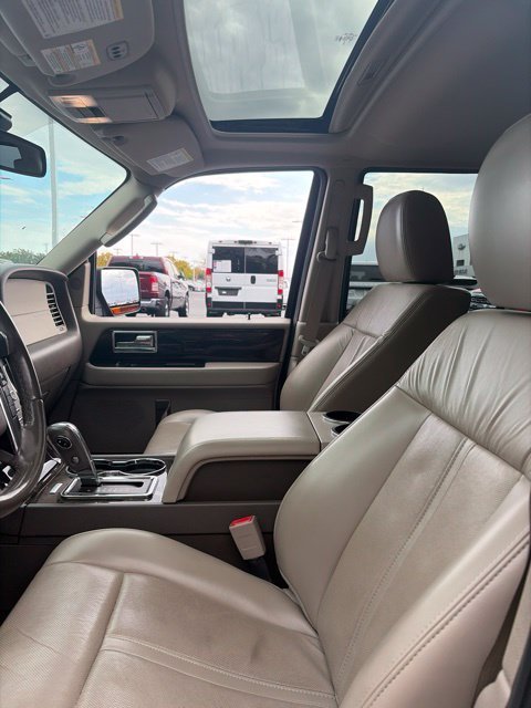 Used 2017 Black Lincoln Select image 16