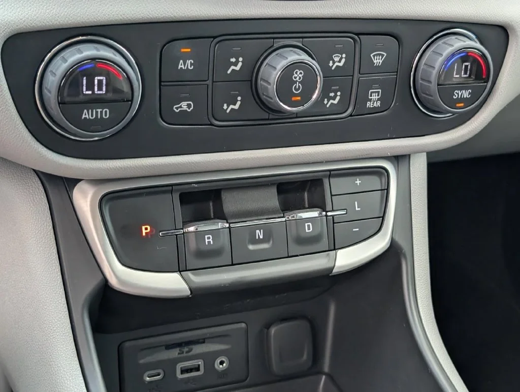 Used 2023 SUMMIT WHITE GMC SLT image 26