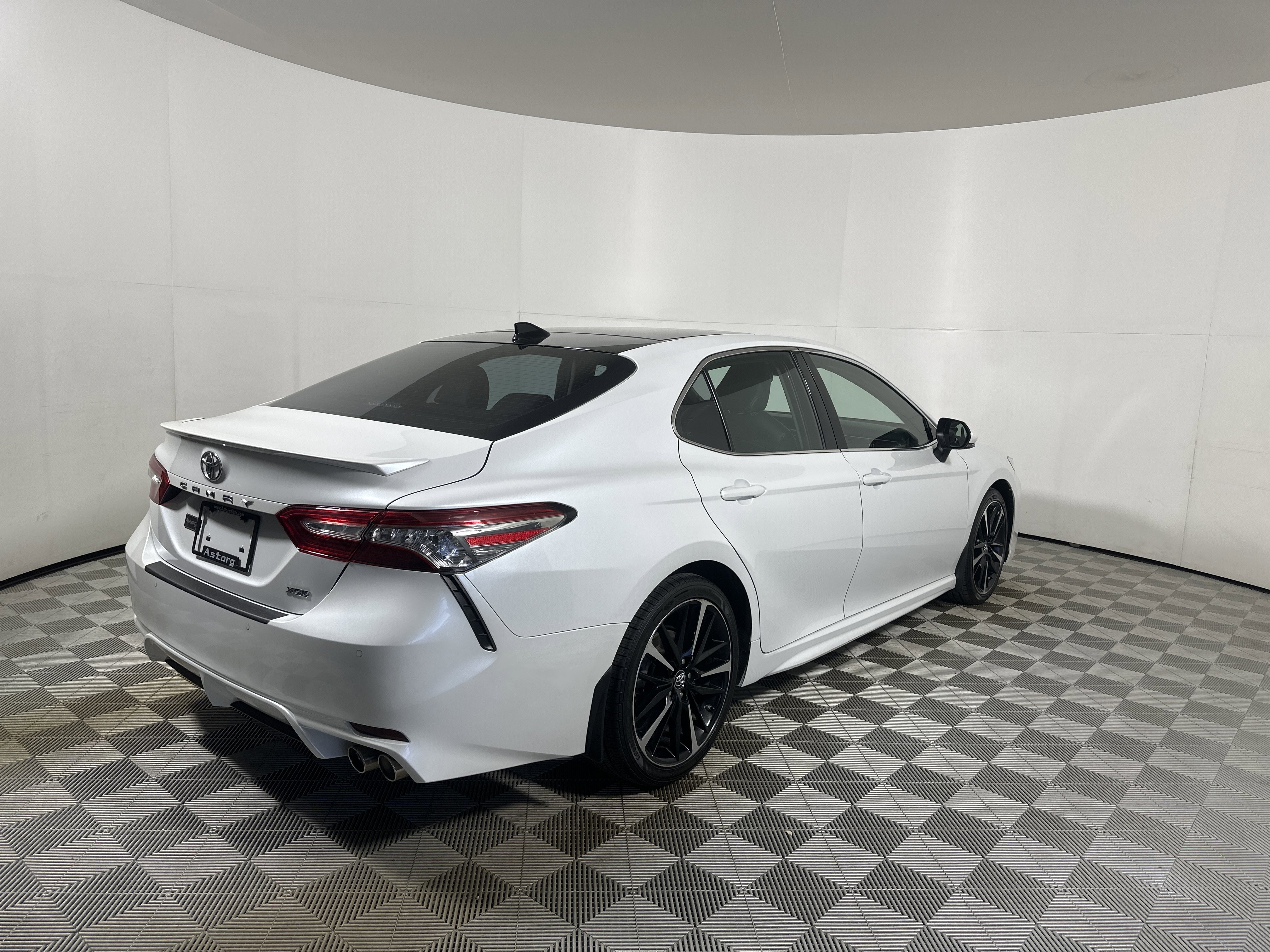 Used 2018  Toyota  image 7