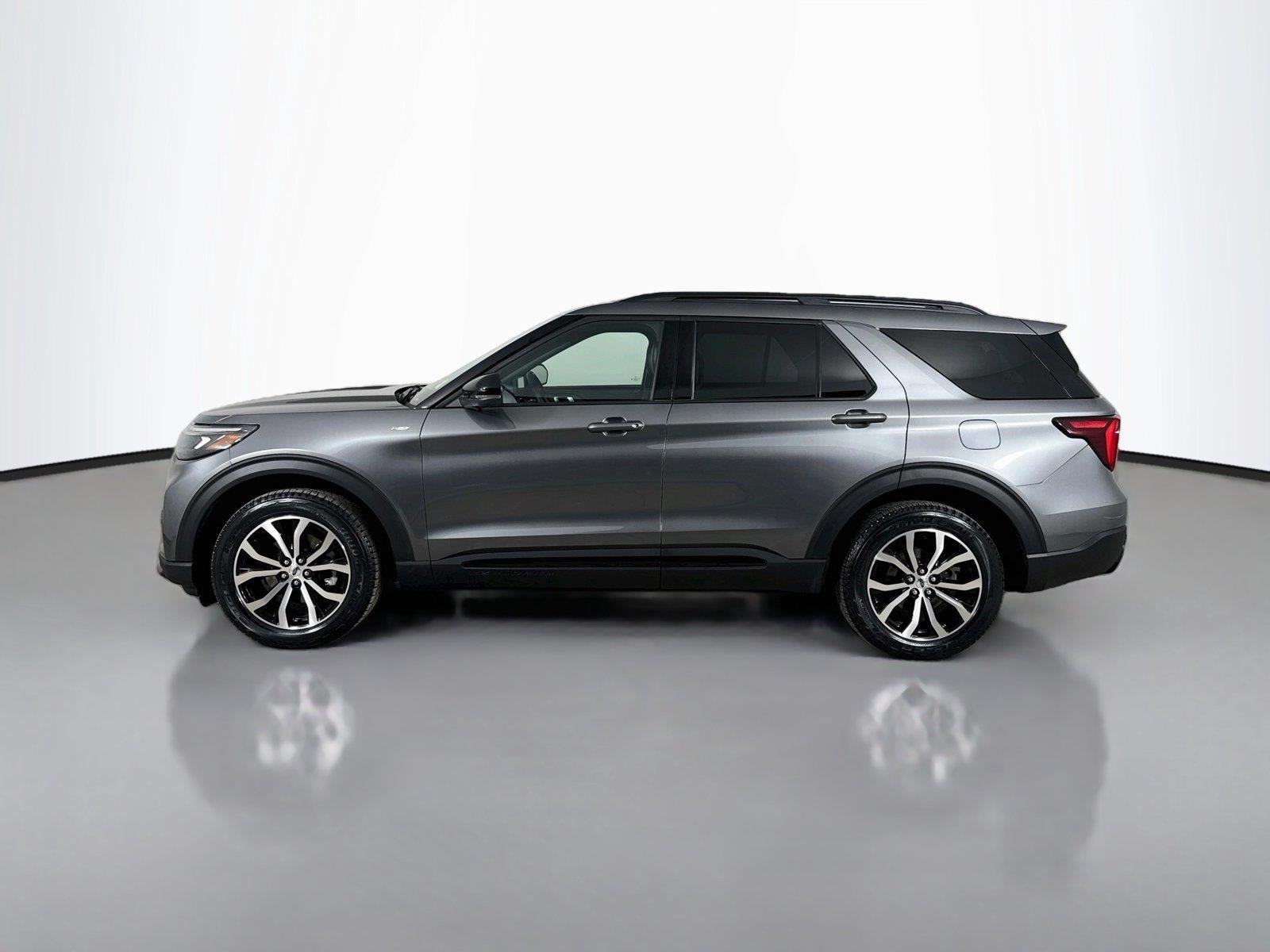 Used 2025 Gray Ford ST-Line image 9