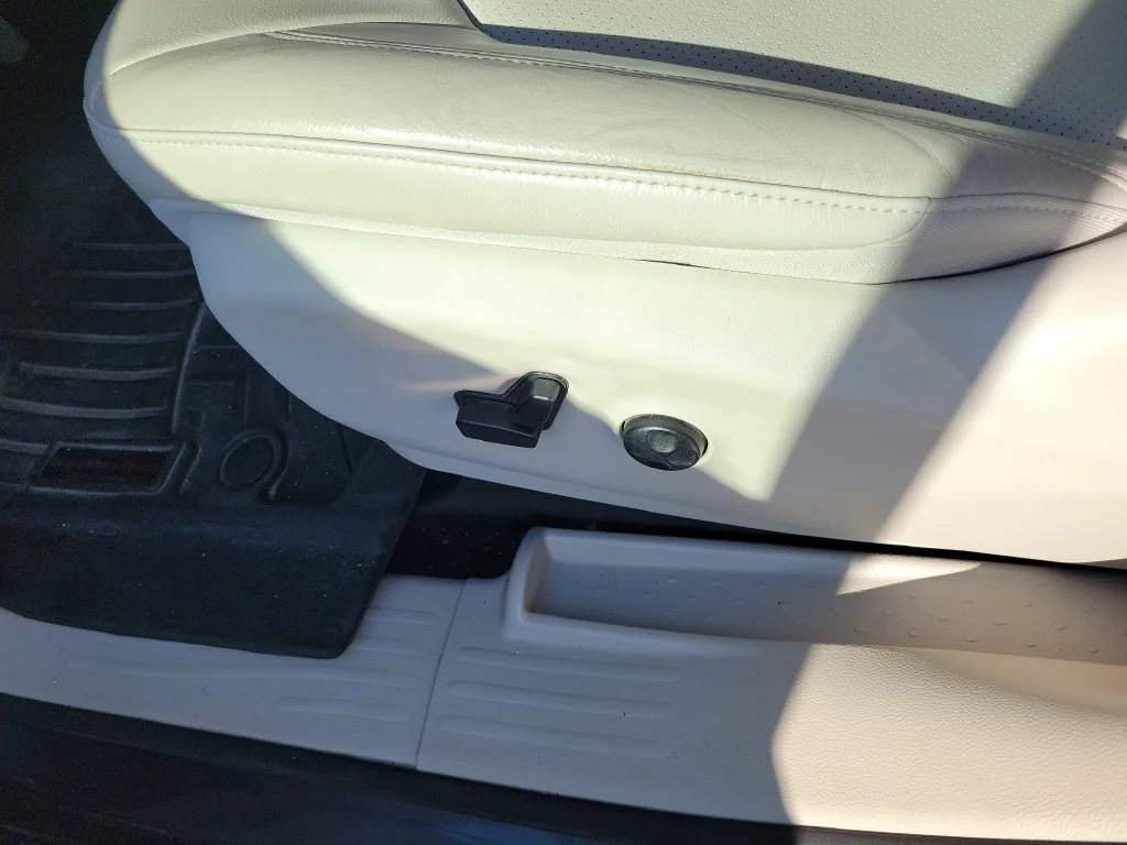 Used 2018 Gray Chrysler Touring L image 25