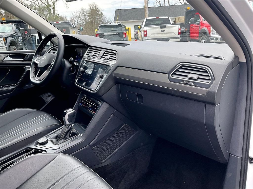 Used 2024 White Volkswagen 2.0T SE image 17