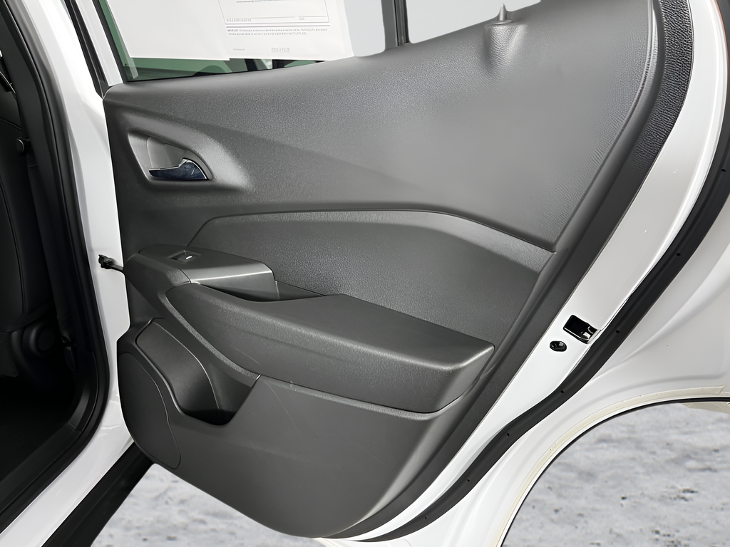 Used 2025 Summit White Chevrolet 2RS image 13