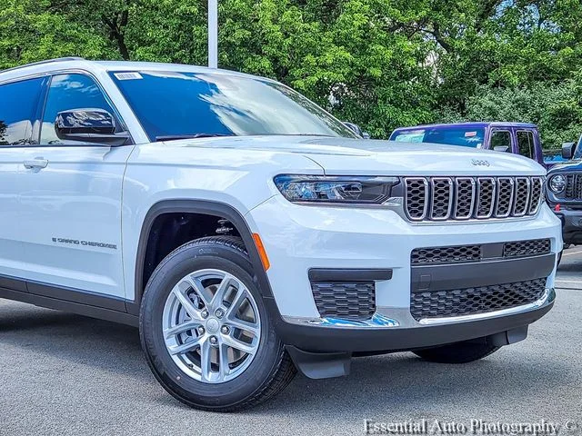 New 2026 Bright White Clear-Coat Exterior Paint Jeep Laredo image 2