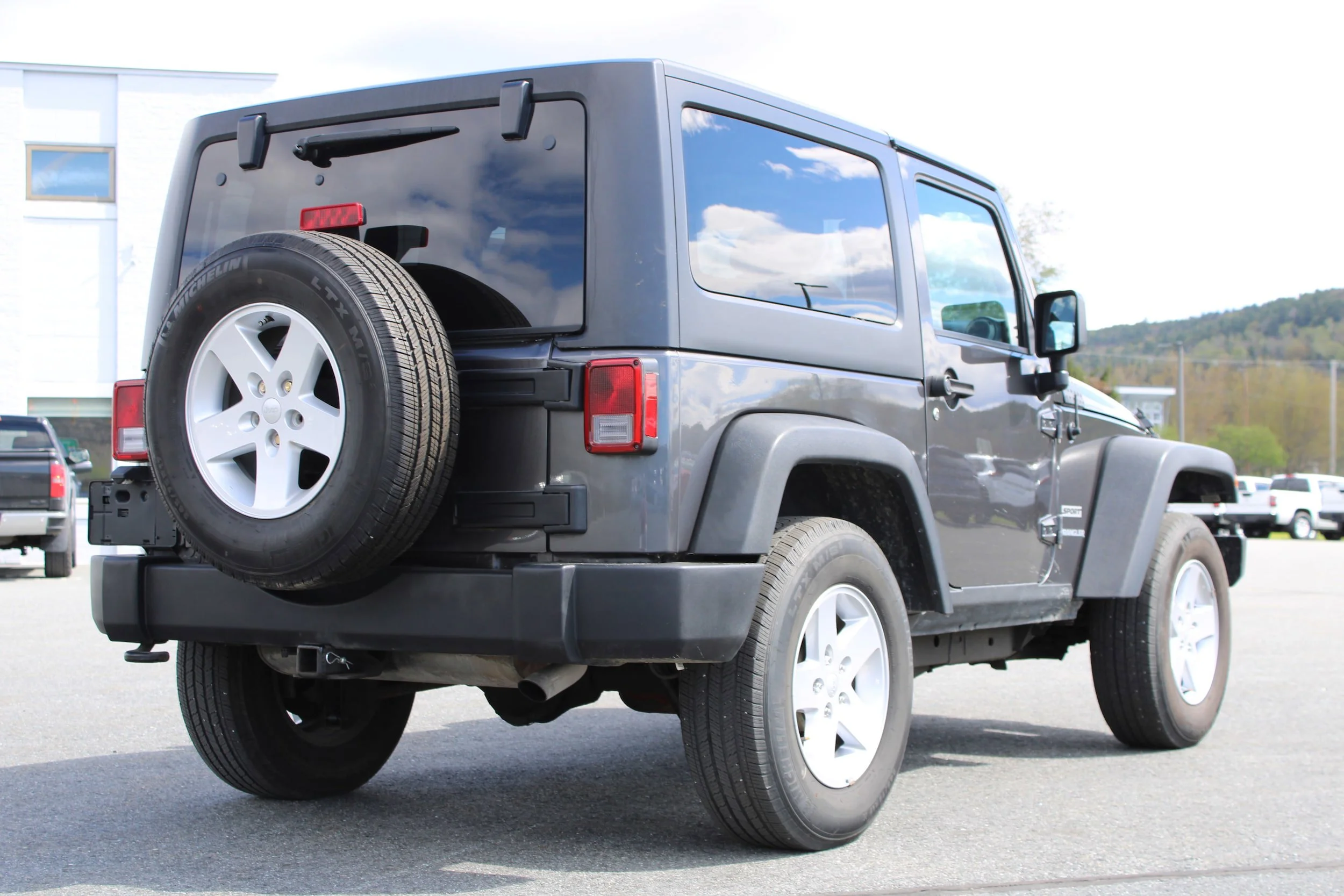Used 2017 Granite Crystal Metallic Clearcoat Jeep Sport image 5
