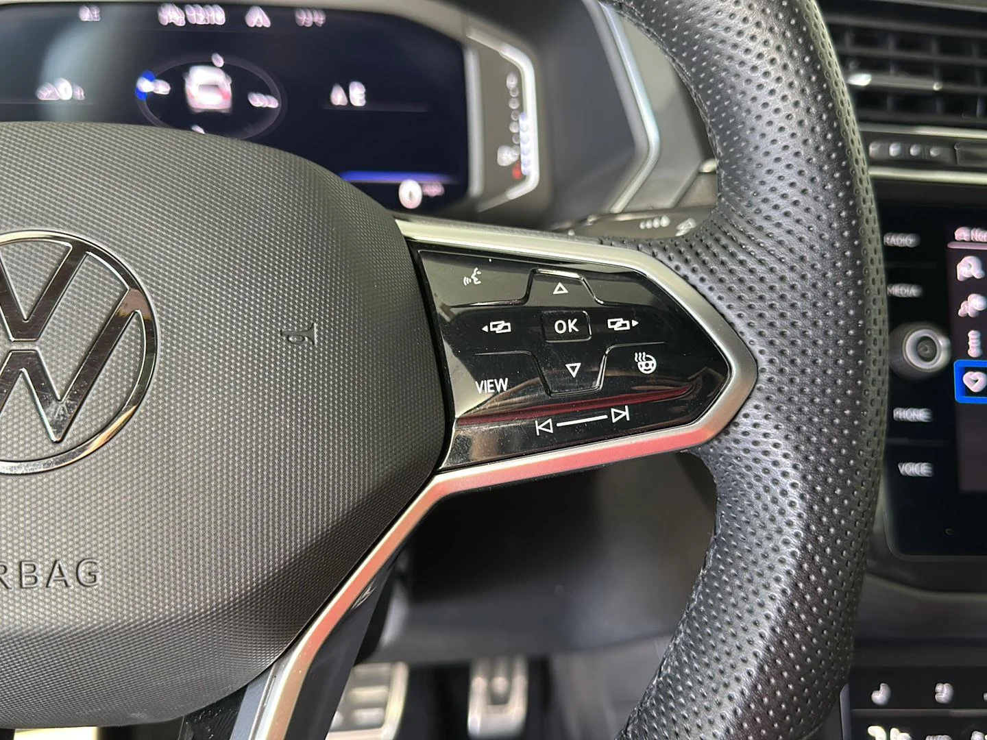 Used 2022 Oryx White Pearl Volkswagen SEL R-Line image 13