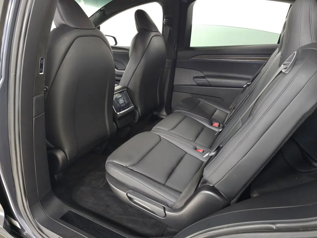 Used 2023  Tesla Standard Range image 31