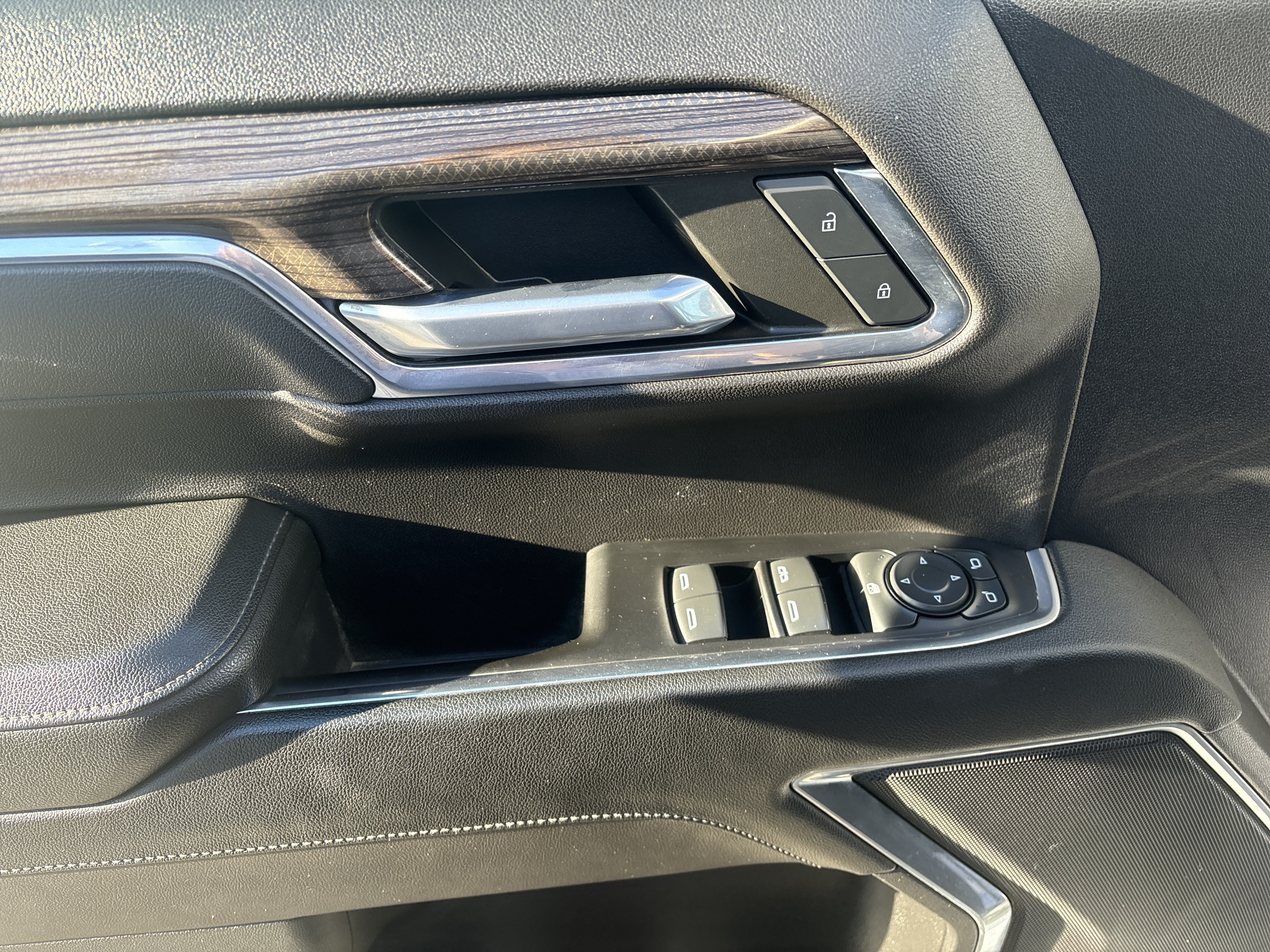Used 2022 Silver Ice Metallic Chevrolet RST image 9