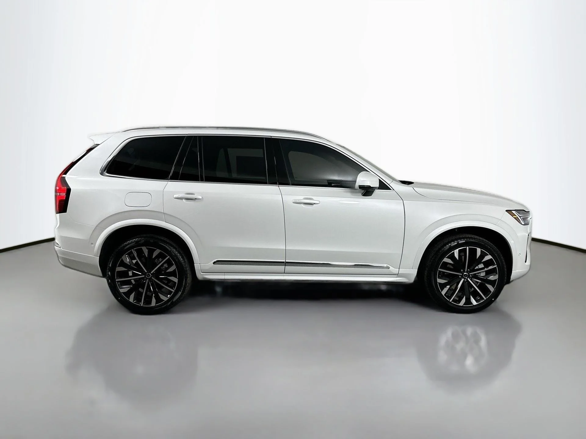 New 2026 Crystal White Volvo Plus image 5