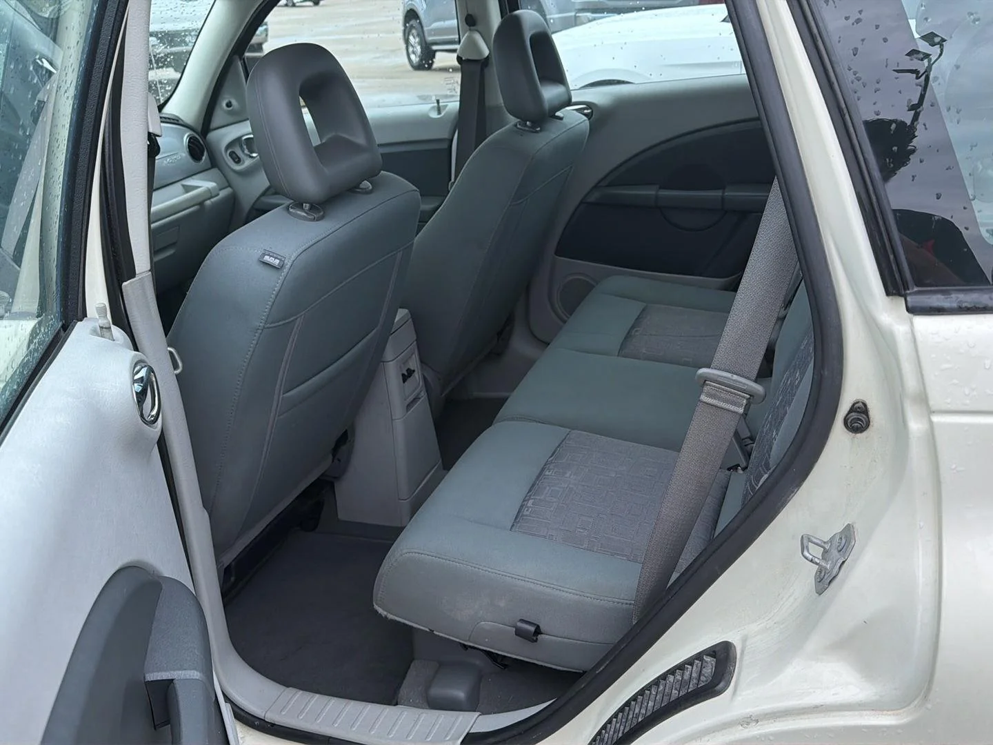 Used 2008 Cool Vanilla Chrysler  image 4