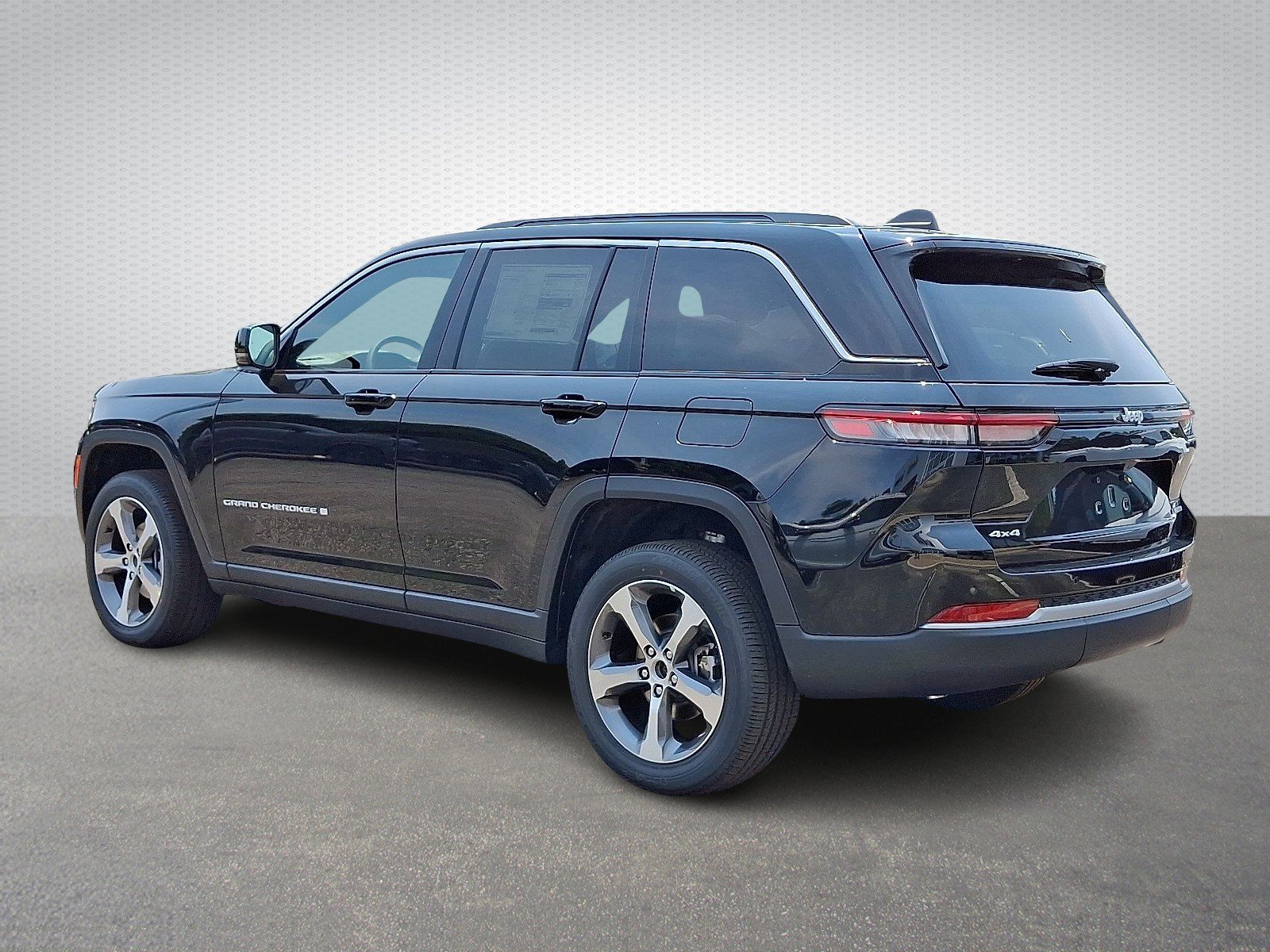 New 2026 Diamond Black Crystal Pearl-Coat Exterior Paint Jeep Limited 4x4 image 3